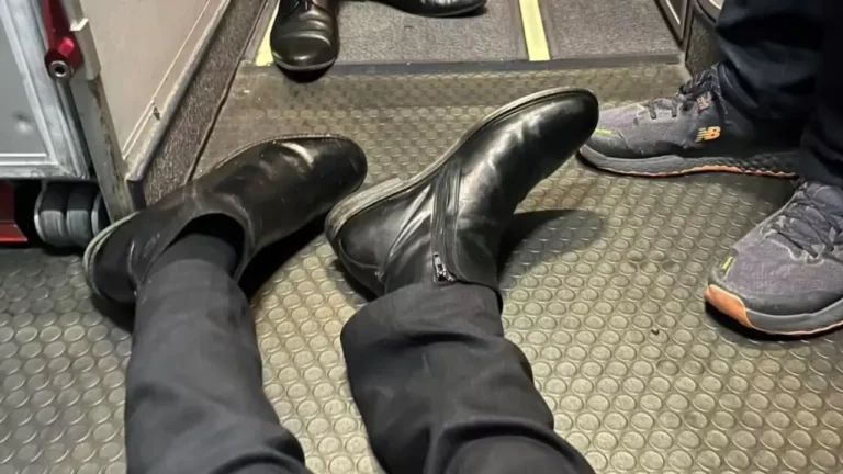 Dlaczego dziennikarz BBC zmuszony był czołgać się w samolocie LOT-u?