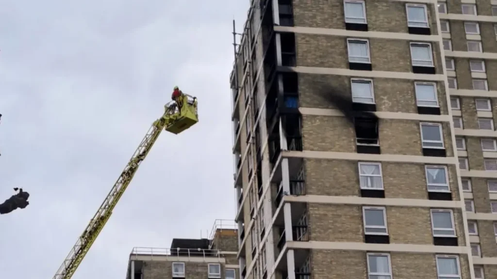 Londyński wieżowiec w płomieniach. Dramatyczna akcja ratunkowa